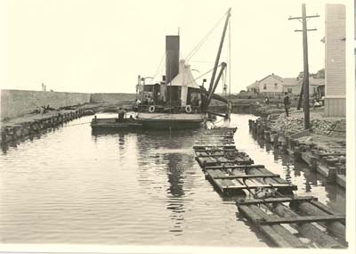 Grade Raising, Photograph of the dredge Holm in operation on canal