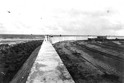 Seawall, Photograph of strollers waling along top of curved portion of Seawall 