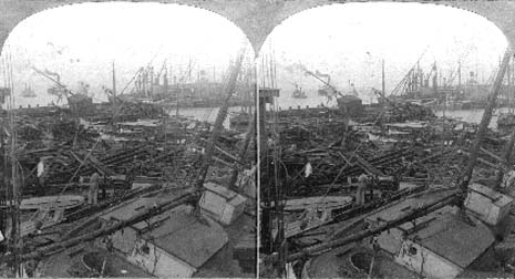 Stereo card labeled stranded vessels at the wharves