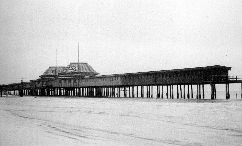 Print labeled At the beach (Pagoda Bathhouse)