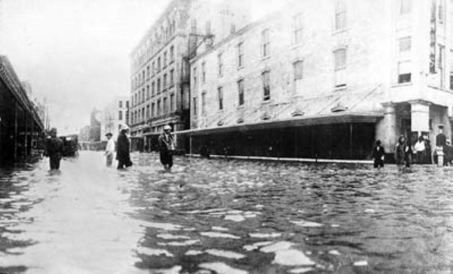 G-17713FF4.1-12 Market St & 22 looking East.  Feldmans Corner:  4 PM. Aug 16th