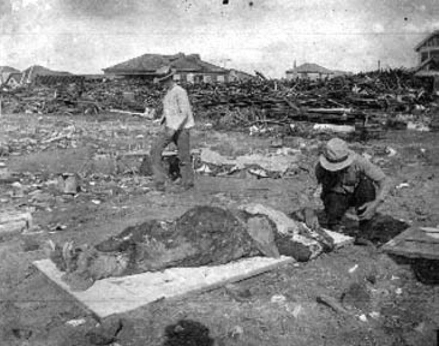 G-1771FF1.3-2 Man identifying his wife by rings