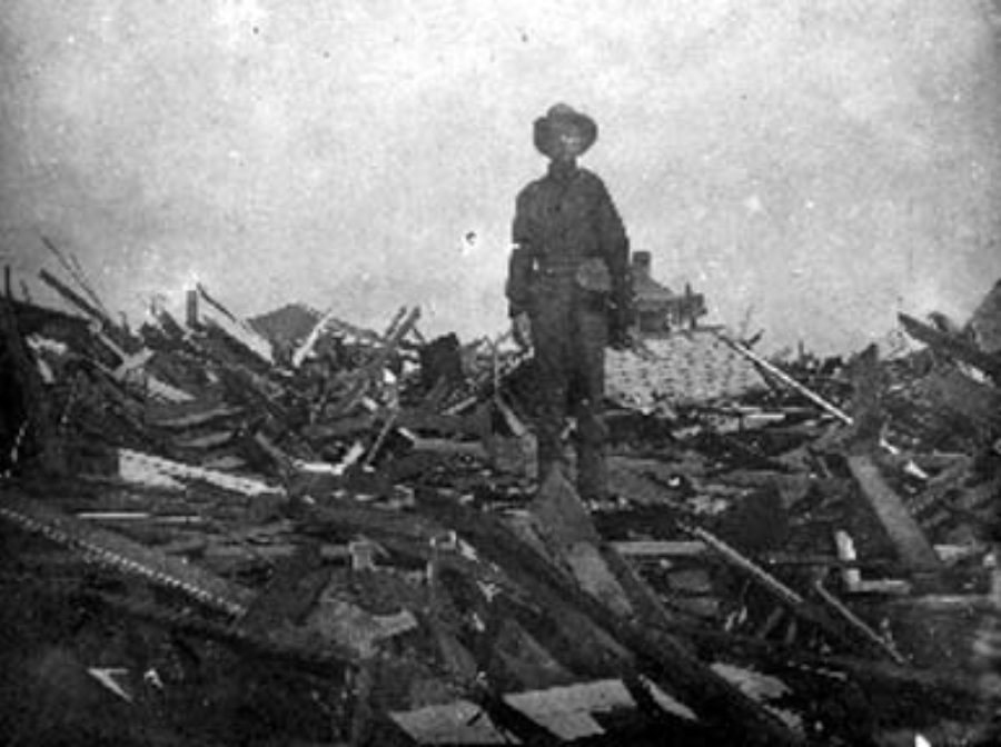 G-1771FF7.6-3 Soldier standing on debris