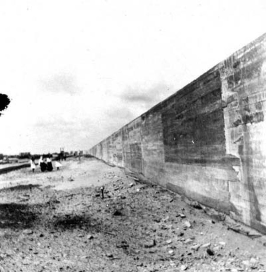 G-5925.3FF1-1 Looking east at people standing behind Seawall