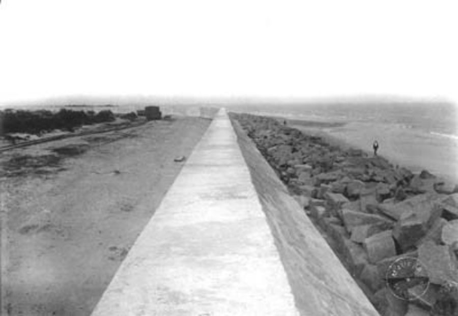 G-5925.3FF5-5 Looking east along Seawall toward curve at 6th Street